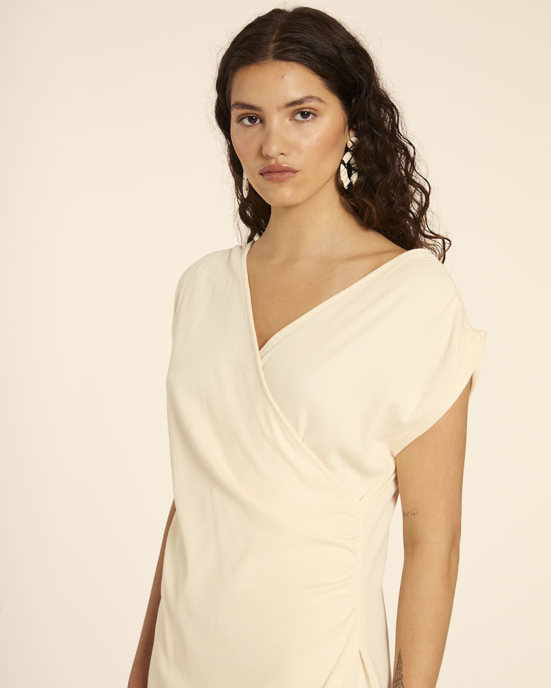 VESTIDO CRUZADO CREMA