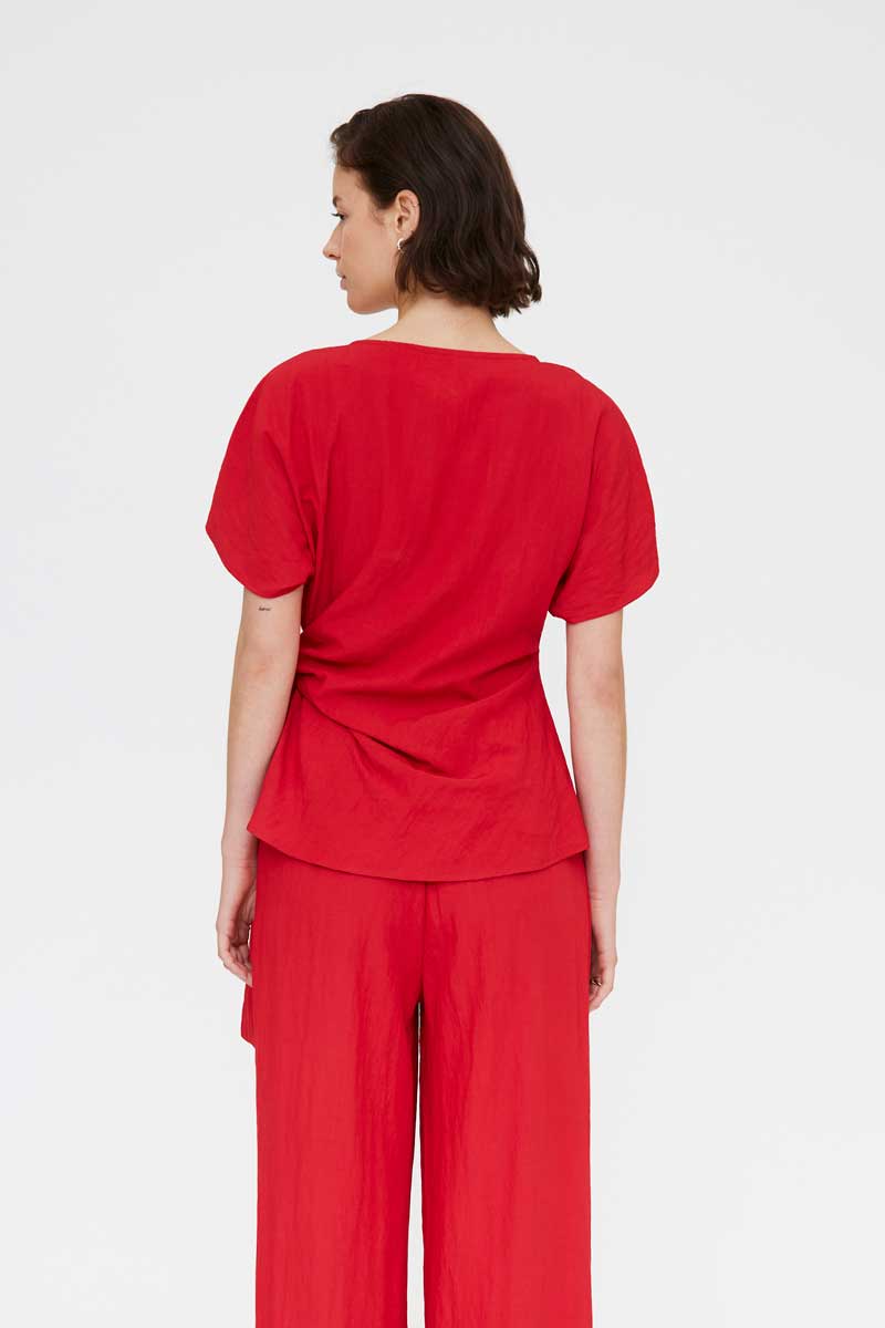 TOP ROJO CON LAZADA LATERAL
