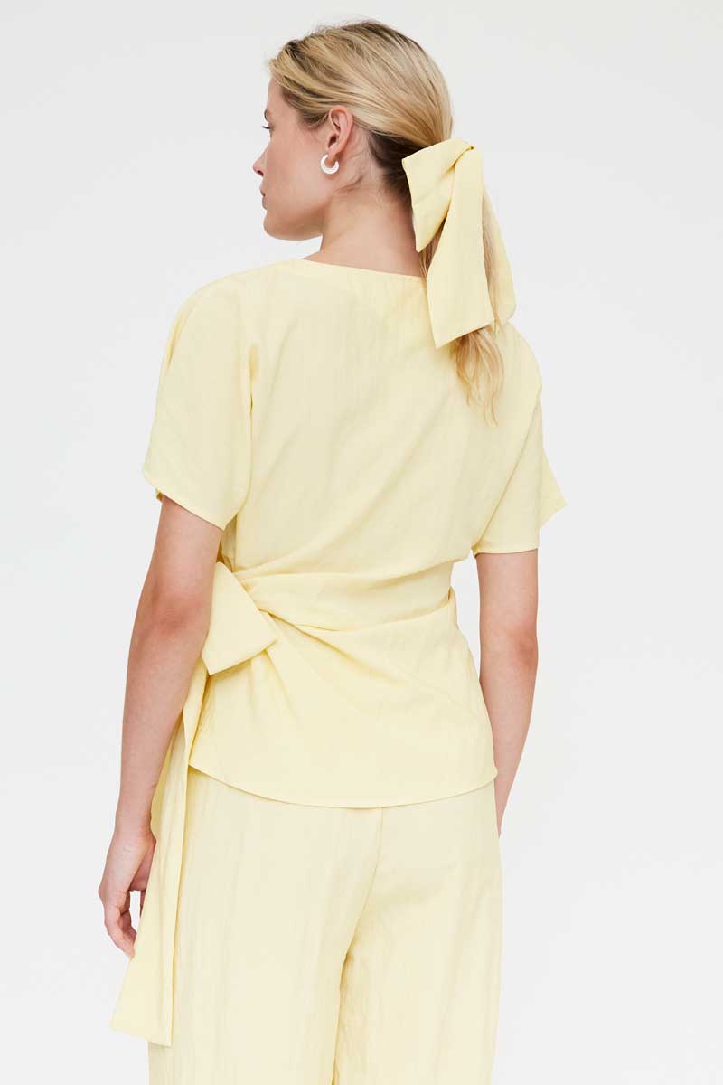 TOP AMARILLA CON LAZADA LATERAL
