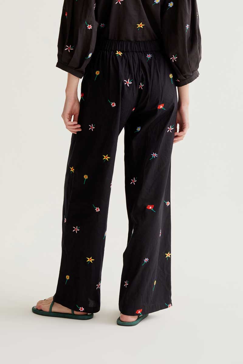 PANTALON ESTAMPADO NEGRO FLORES BORDADAS