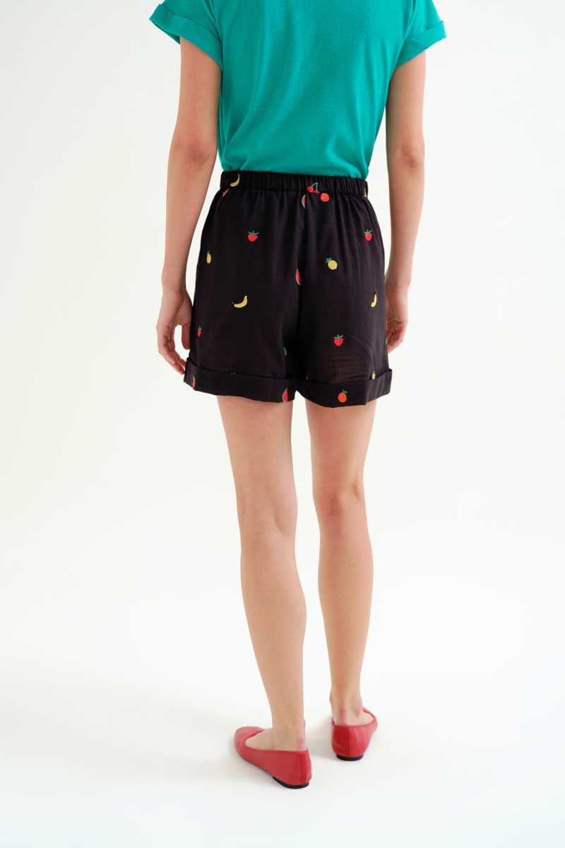 PANTALON CORTO BORDADO FRUTAS