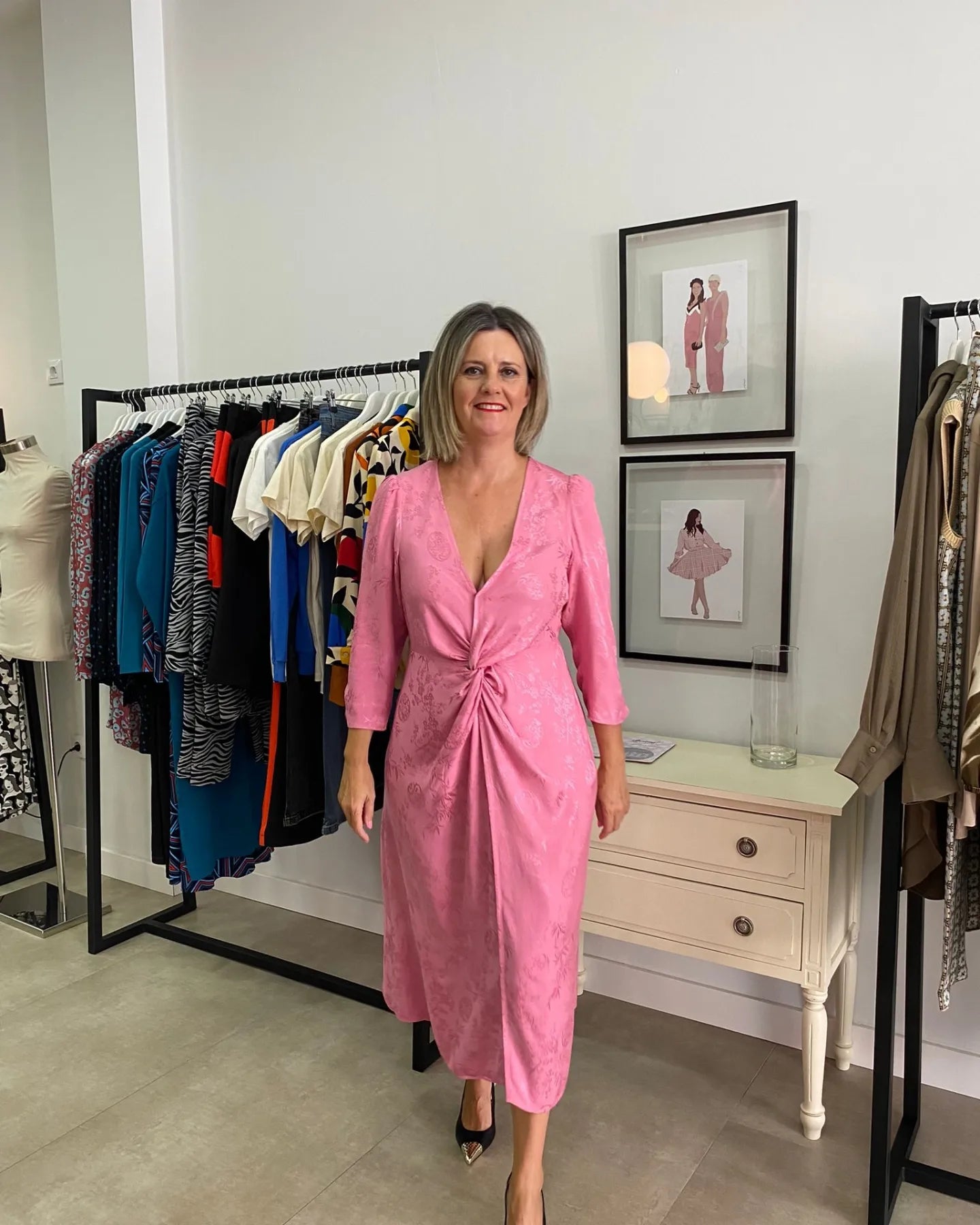 VESTIDO MIDI CON ESCOTE PICO EN JACQUARD ROSA - Main Image