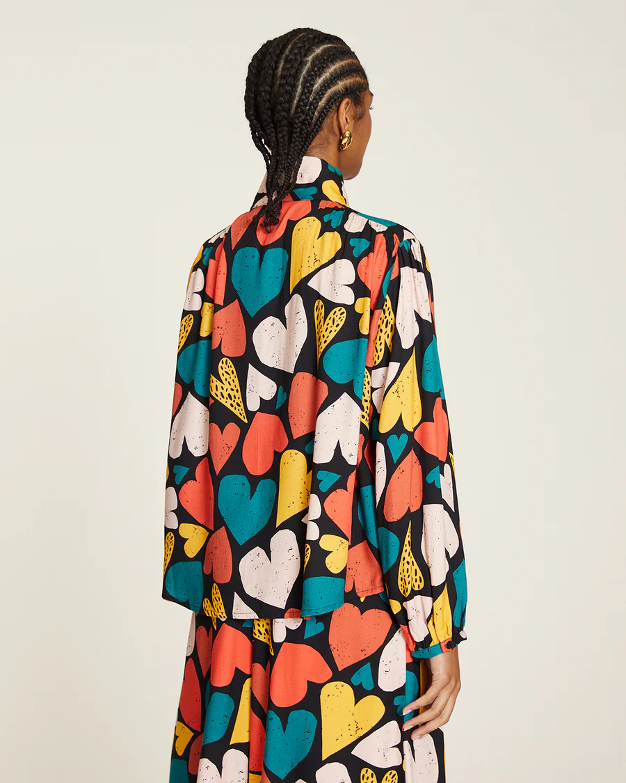 BLUSA CORAZONES CON LAZADA