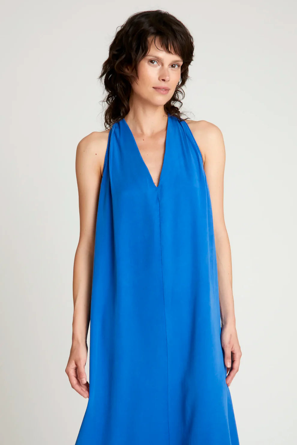 VESTIDO MIDI ESCOTE PICO AZUL