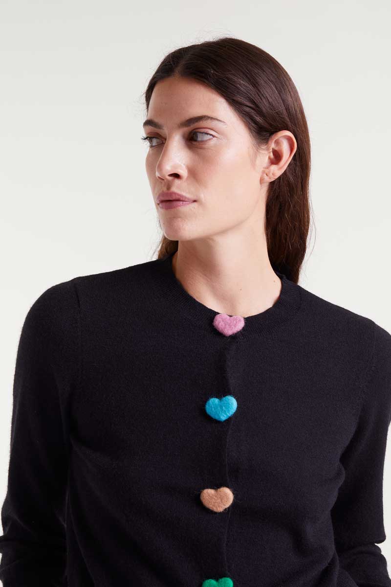 CARDIGAN PUNTO BOTON CORAZONES NEGRO