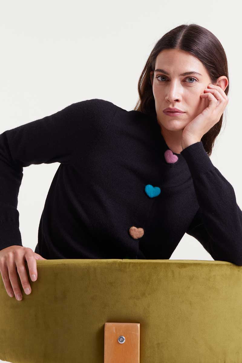 CARDIGAN PUNTO BOTON CORAZONES NEGRO