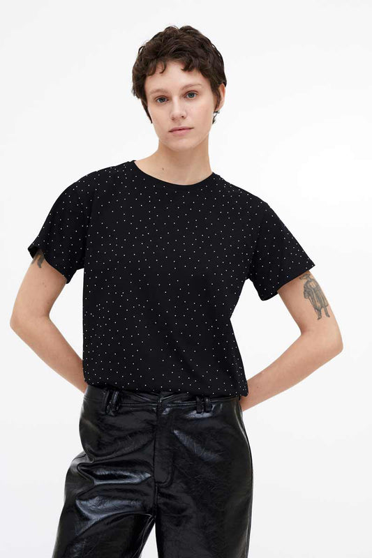 CAMISETA NEGRA APLIQUES PLATEADOS