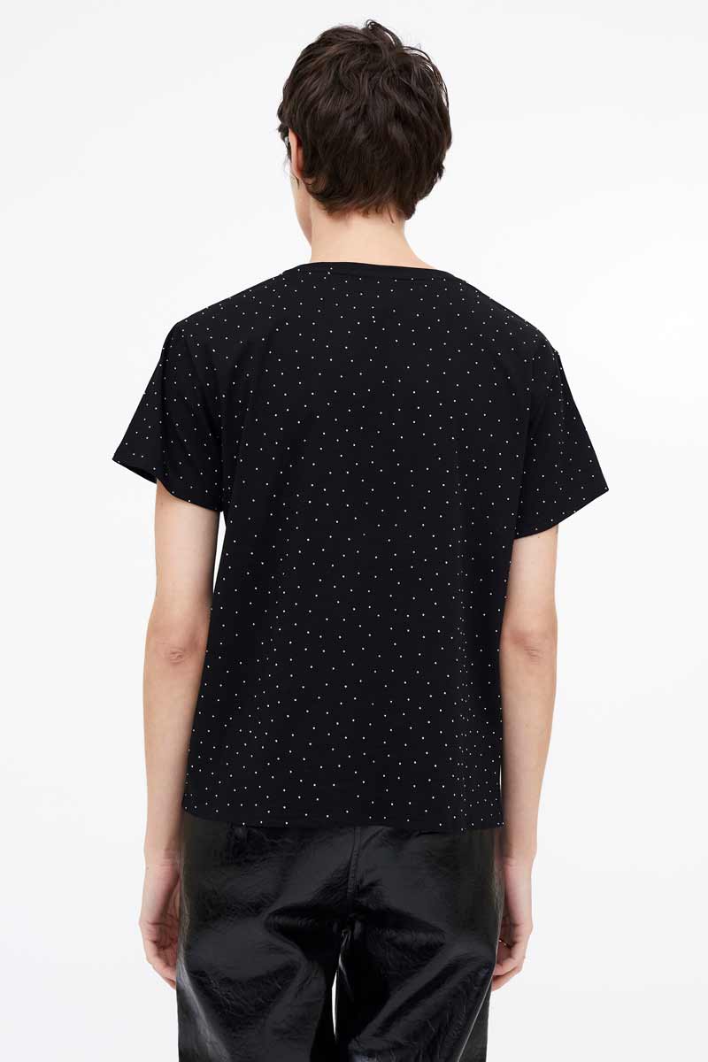 CAMISETA NEGRA APLIQUES PLATEADOS