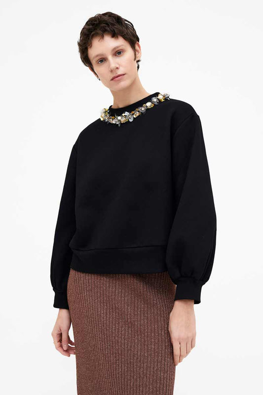 SUDADERA NEGRA CUELLO JOYA
