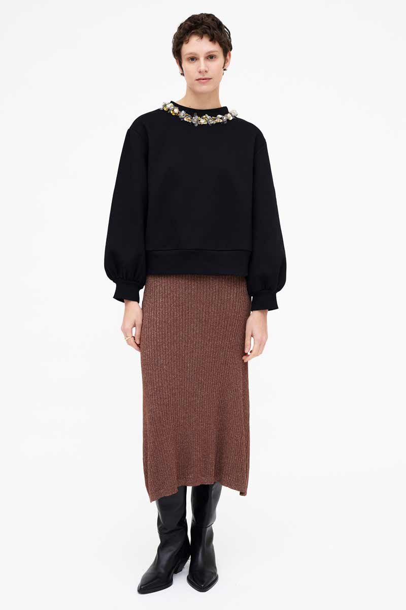 SUDADERA NEGRA CUELLO JOYA