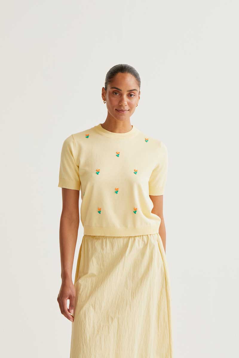 TOP PUNTO AMARILLO CON FLORES
