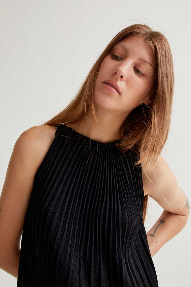 VESTIDO LARGO PLISADO NEGRO