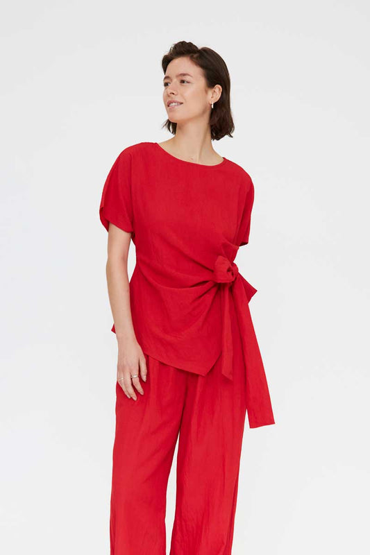 TOP ROJO CON LAZADA LATERAL
