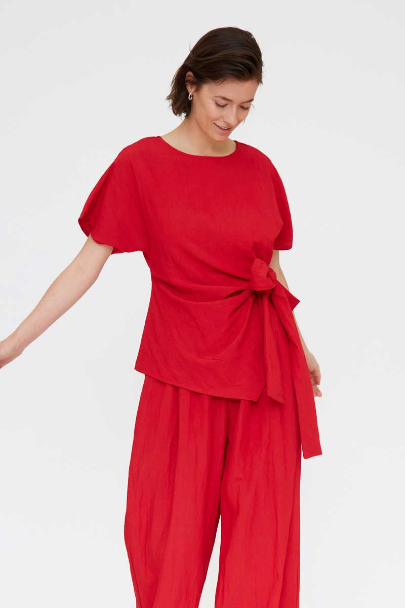 TOP ROJO CON LAZADA LATERAL