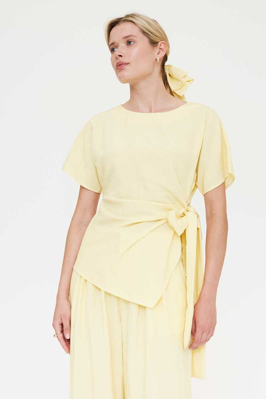 TOP AMARILLA CON LAZADA LATERAL