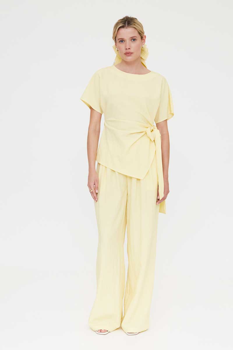 TOP AMARILLA CON LAZADA LATERAL