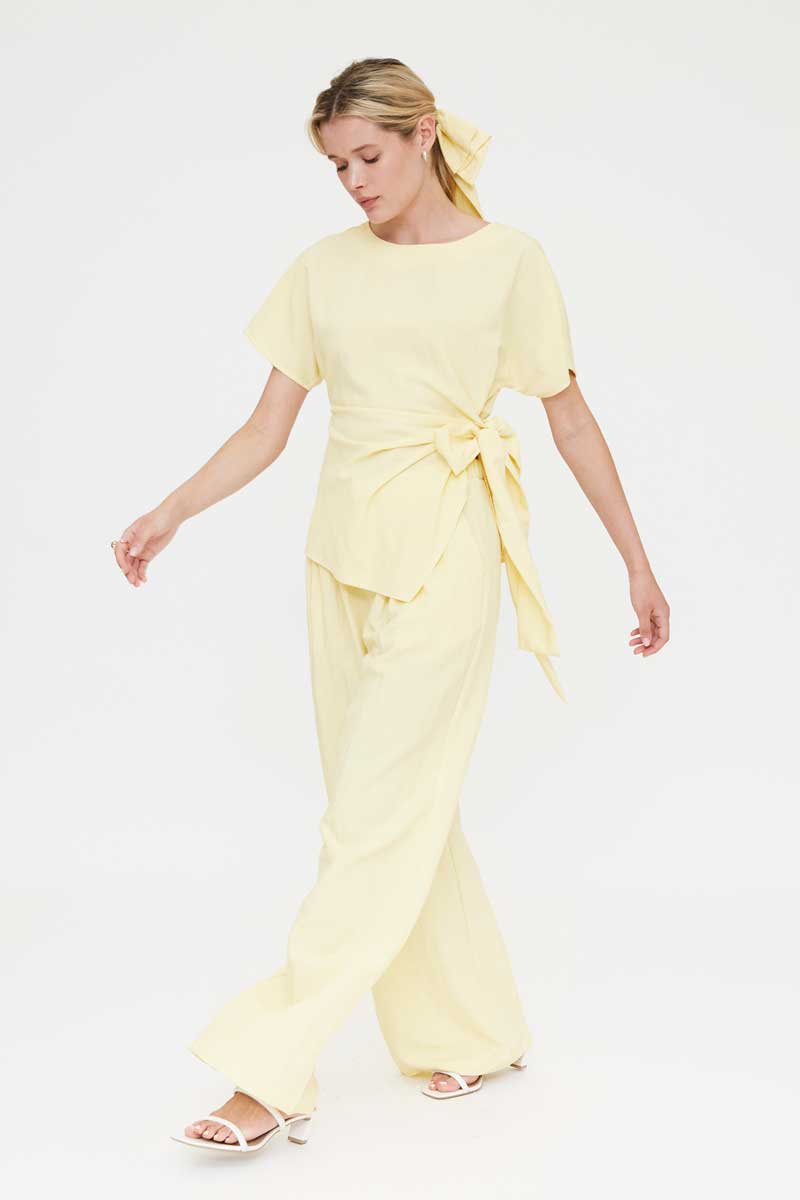 TOP AMARILLA CON LAZADA LATERAL