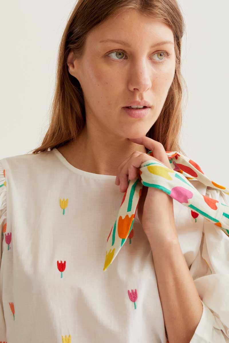 TOP ESTAMPADO TULIPANES BORDADOS