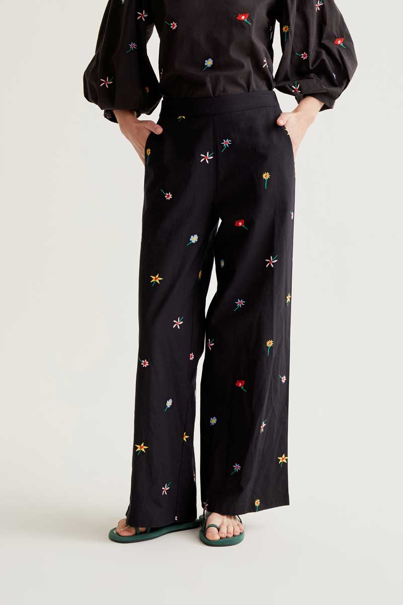 PANTALON ESTAMPADO NEGRO FLORES BORDADAS