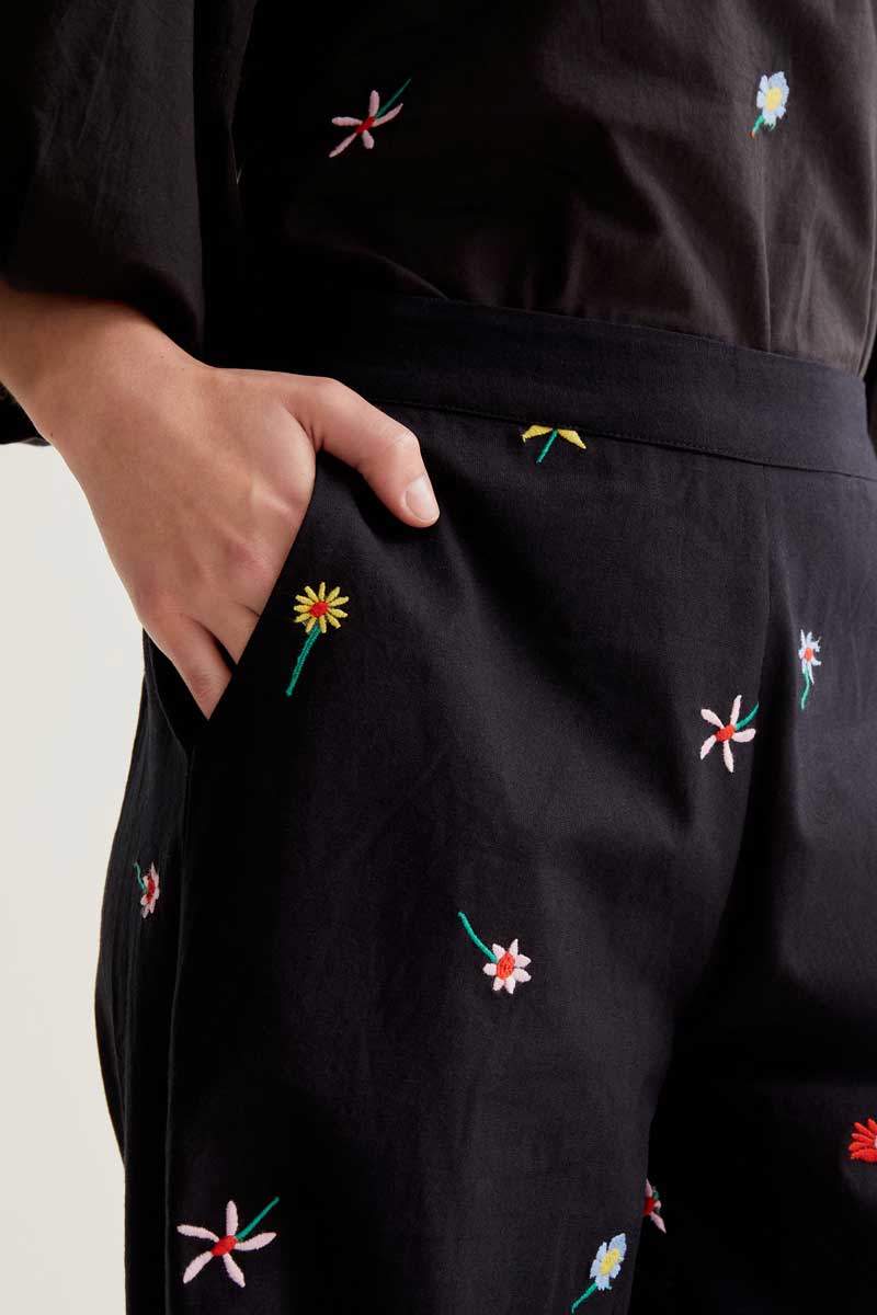 PANTALON ESTAMPADO NEGRO FLORES BORDADAS