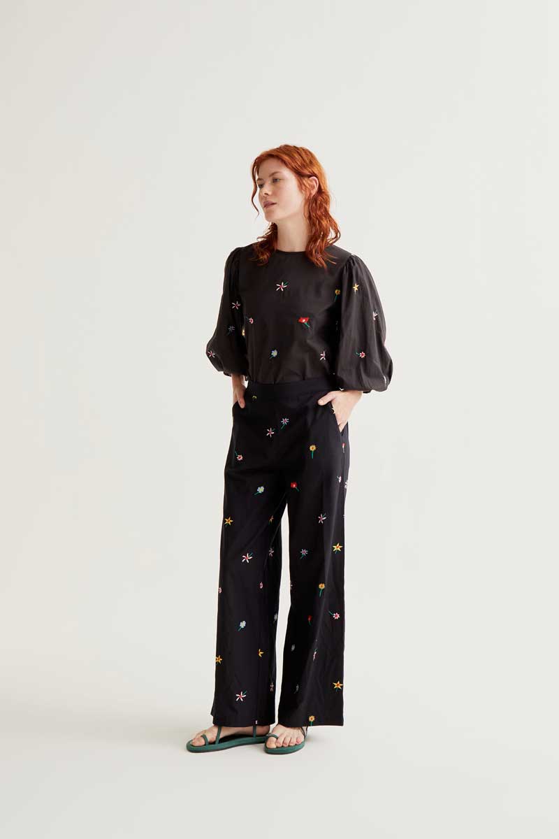 PANTALON ESTAMPADO NEGRO FLORES BORDADAS
