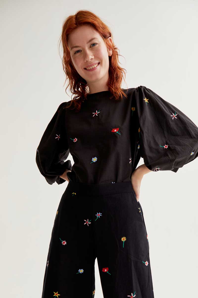 PANTALON ESTAMPADO NEGRO FLORES BORDADAS