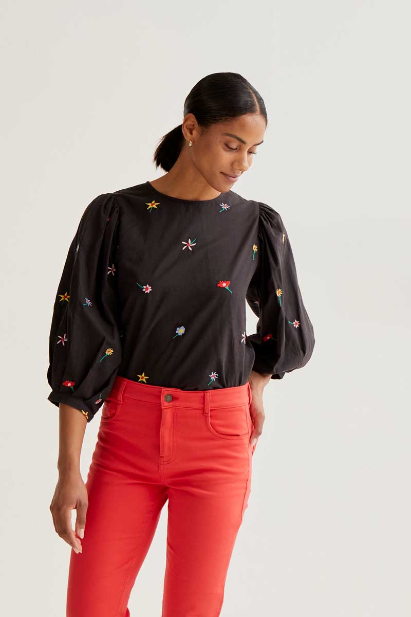 TOP ESTAMPADO NEGRO BORDADO FLORES