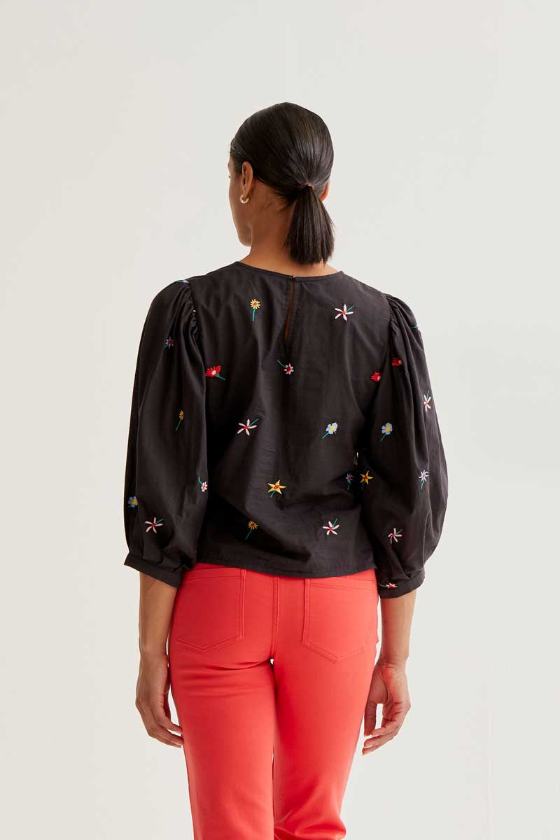 TOP ESTAMPADO NEGRO BORDADO FLORES