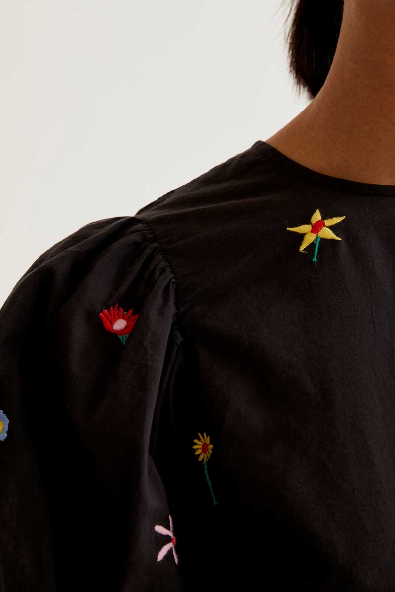 TOP ESTAMPADO NEGRO BORDADO FLORES