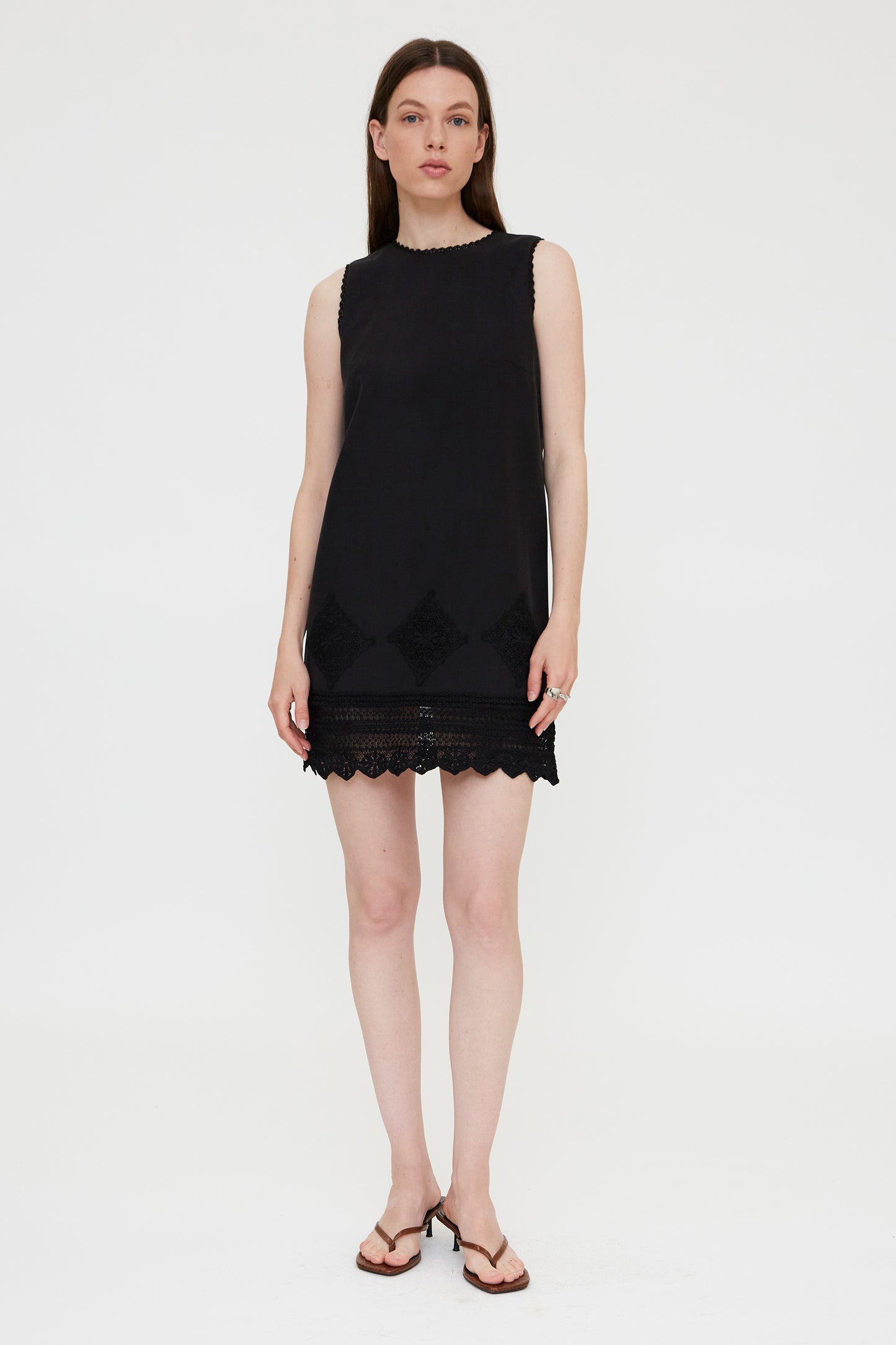 VESTIDO CORTO NEGRO CON ENCAJE