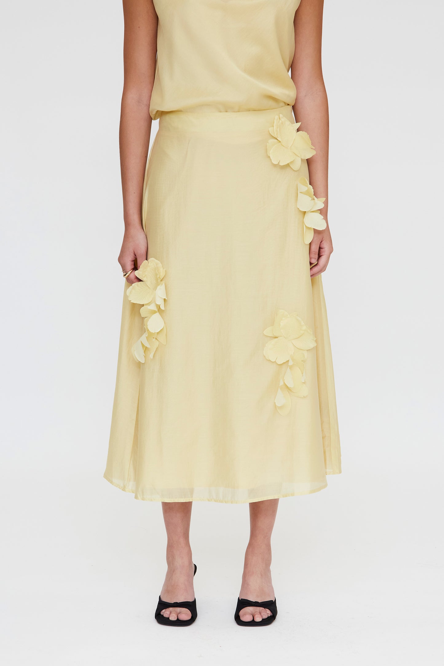 FALDA MIDI FLUIDA AMARILLA