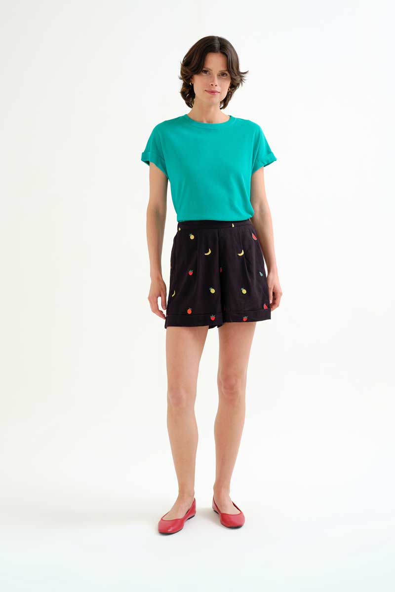 PANTALON CORTO BORDADO FRUTAS