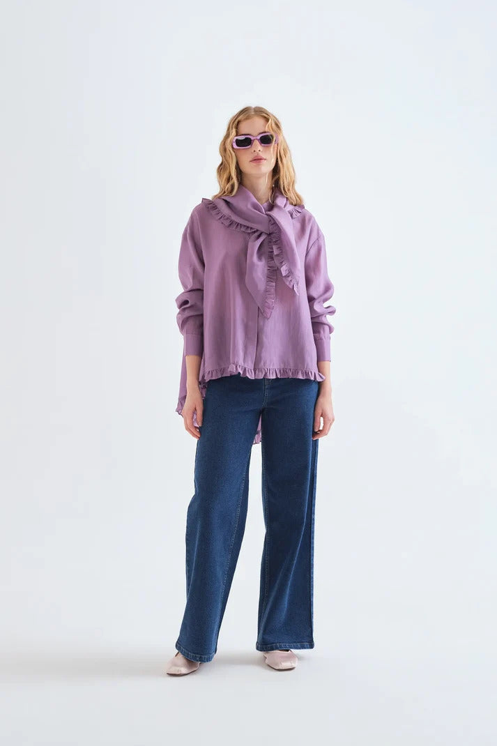 CAMISA CON PAÑUELO MORADO