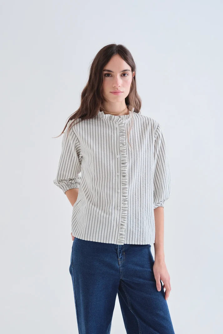 CAMISA DE RAYAS NEGRAS CON DETALLE VOLANTES