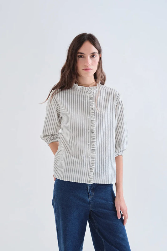 CAMISA DE RAYAS NEGRAS CON DETALLE VOLANTES