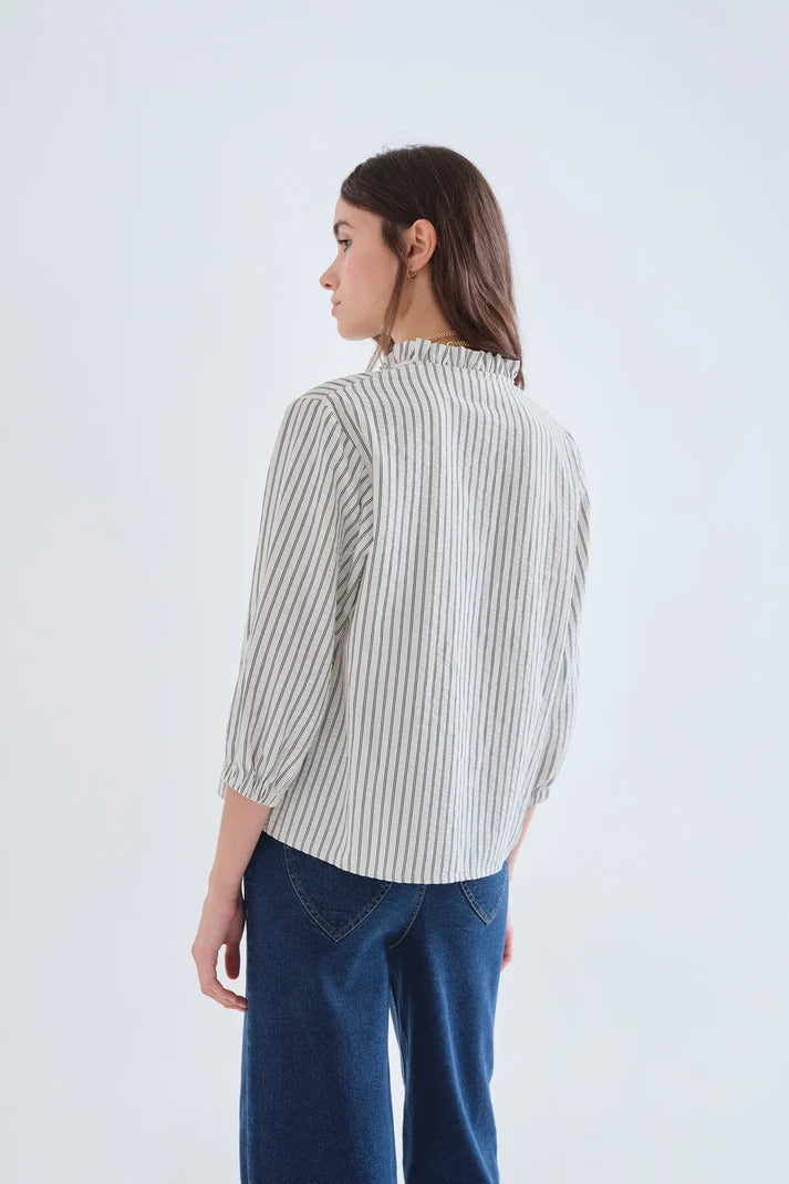 CAMISA DE RAYAS NEGRAS CON DETALLE VOLANTES