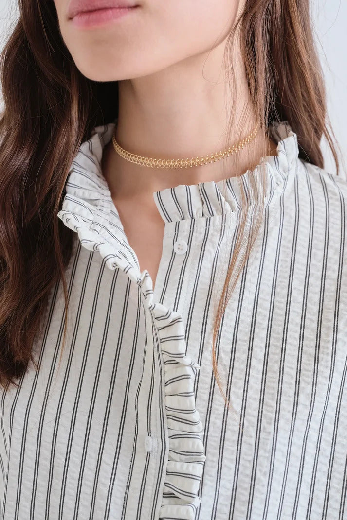 CAMISA DE RAYAS NEGRAS CON DETALLE VOLANTES