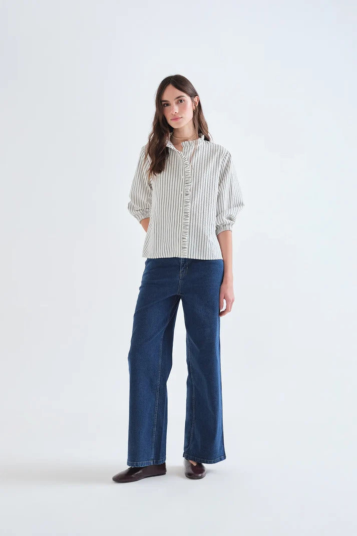 CAMISA DE RAYAS NEGRAS CON DETALLE VOLANTES