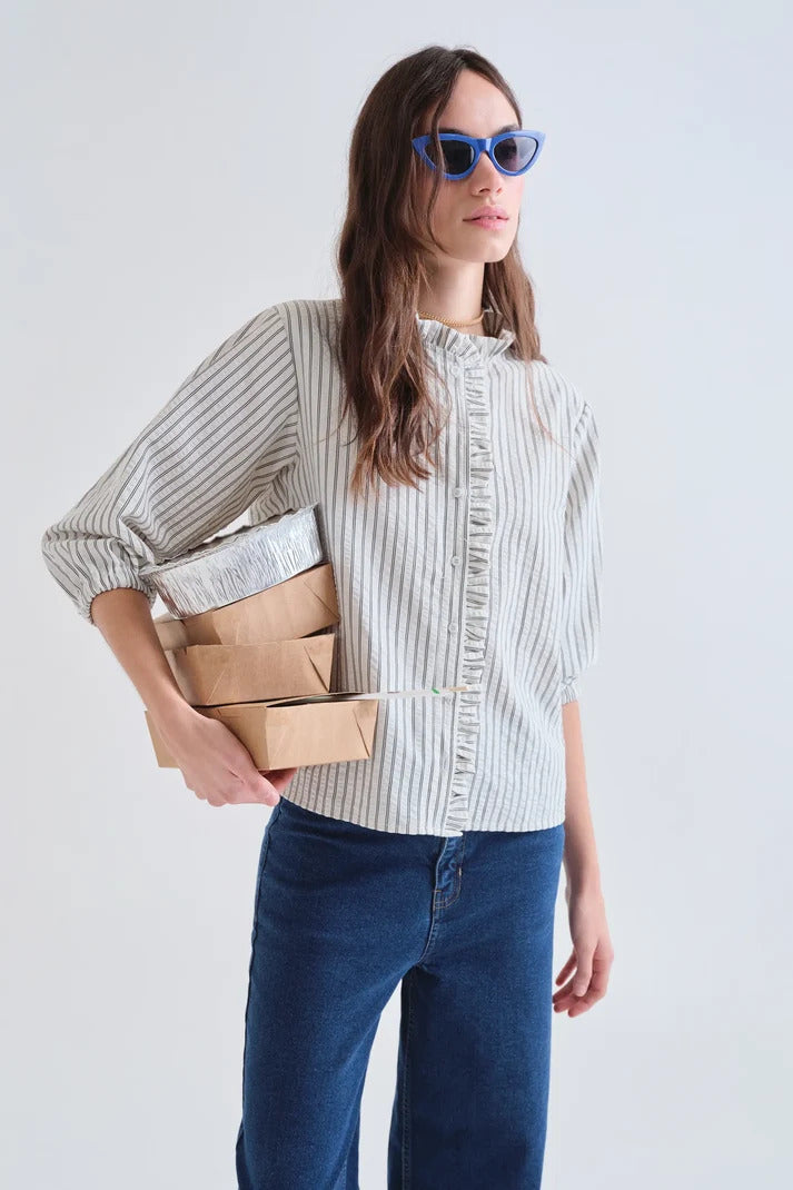 CAMISA DE RAYAS NEGRAS CON DETALLE VOLANTES