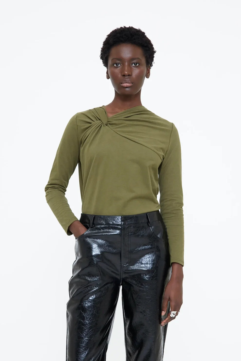 CAMISETA CON NUDO VERDE