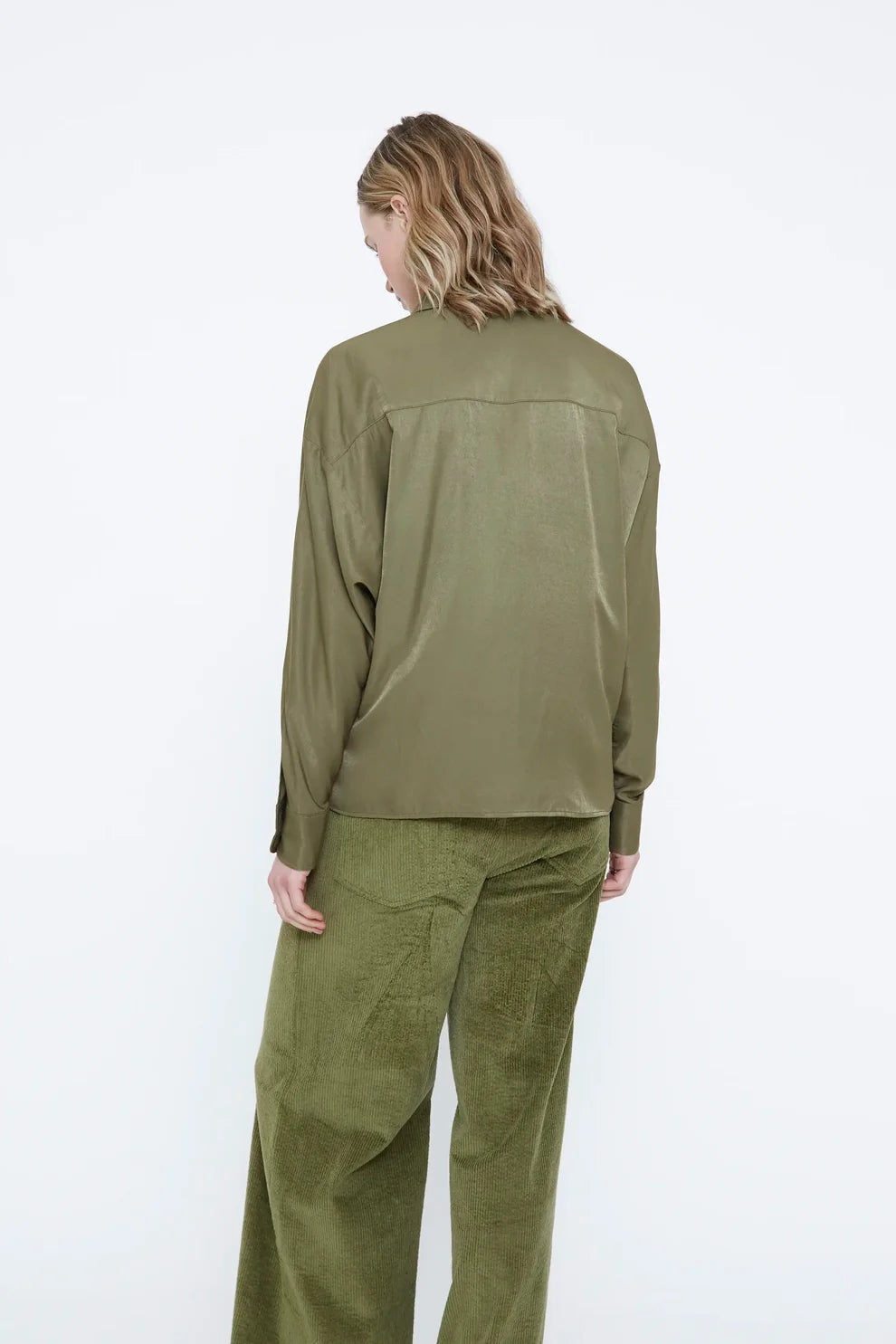 CAMISA SATINADA VERDE OLIVA