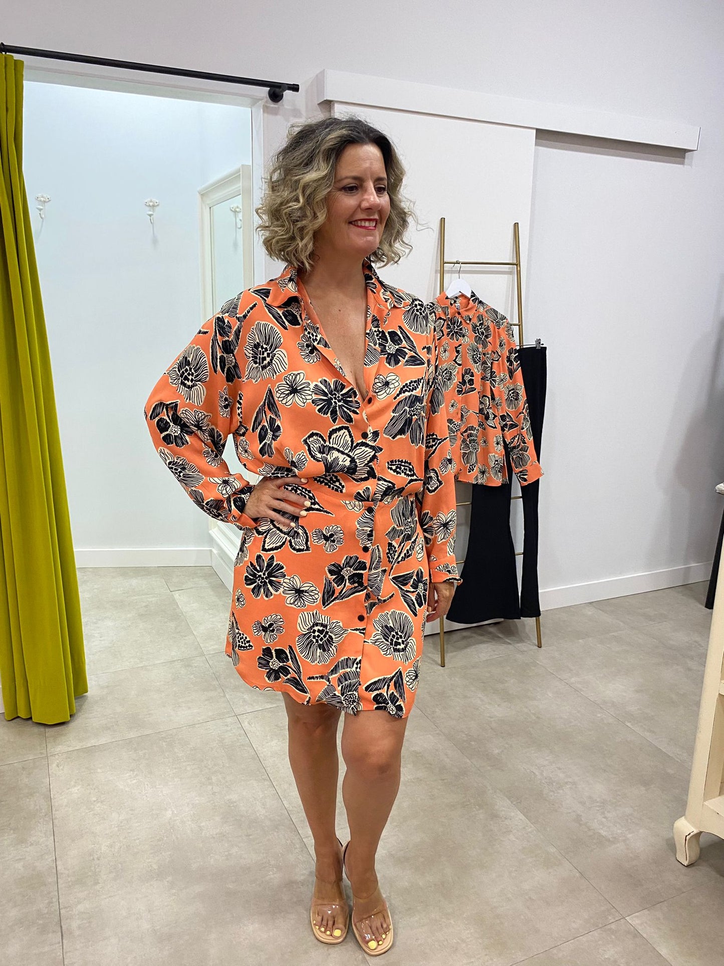 VESTIDO CORTO CAMISERO CON ESTAMPADO DE FLORES